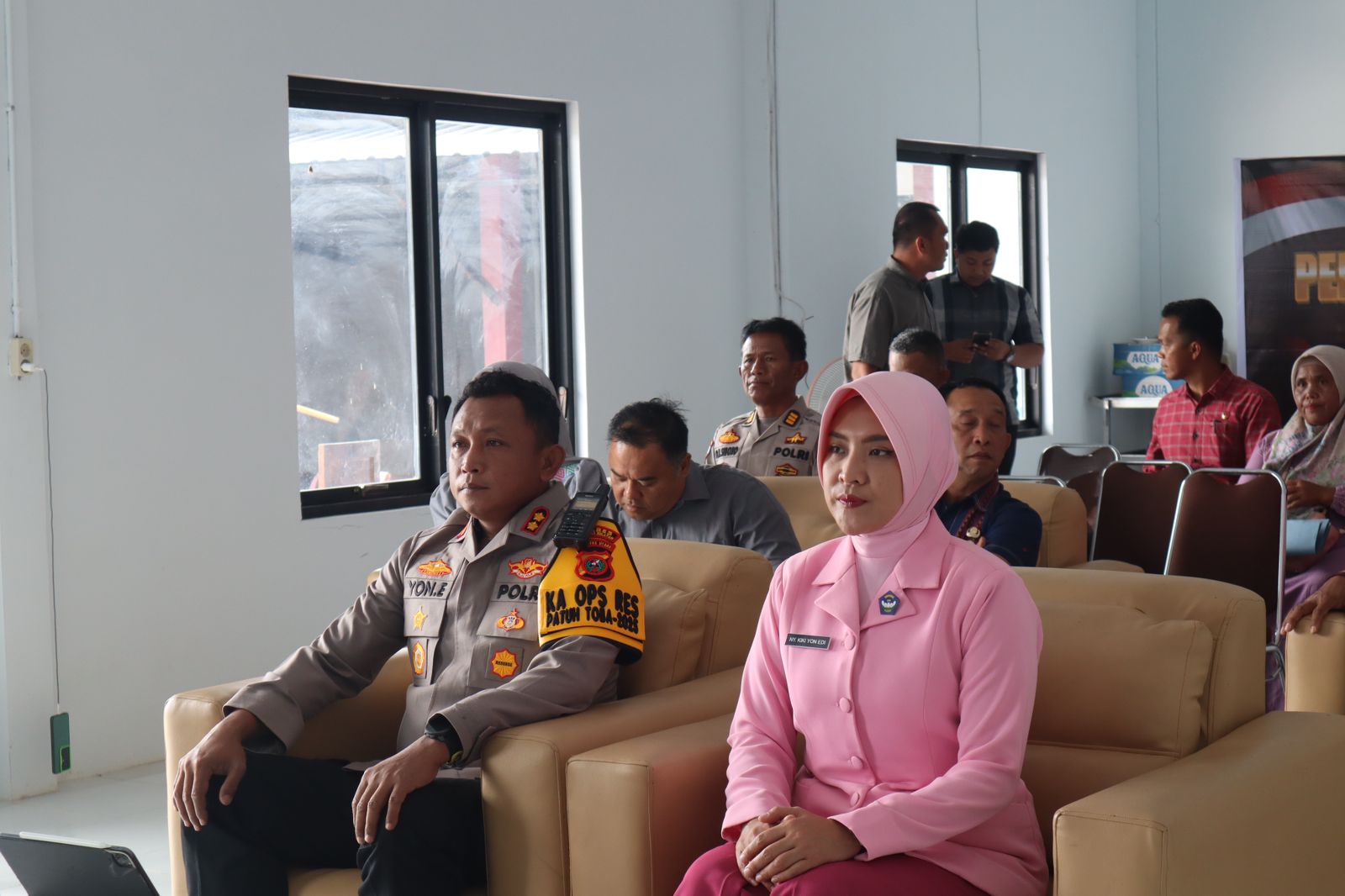 Kapolres Tapsel, AKBP Yon Edi Winara, dan Ketua Bhayangkari Ny. Kiki Yon Edi bersama jajaran PJU mengikuti Zoom bersama Kapolri di Gedung SPPG Polres Tapsel, Sipirok.