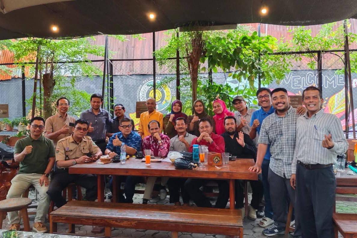 Ketua Umum PB-PASU versi Suryani Guntari, foto bersama koleganya.