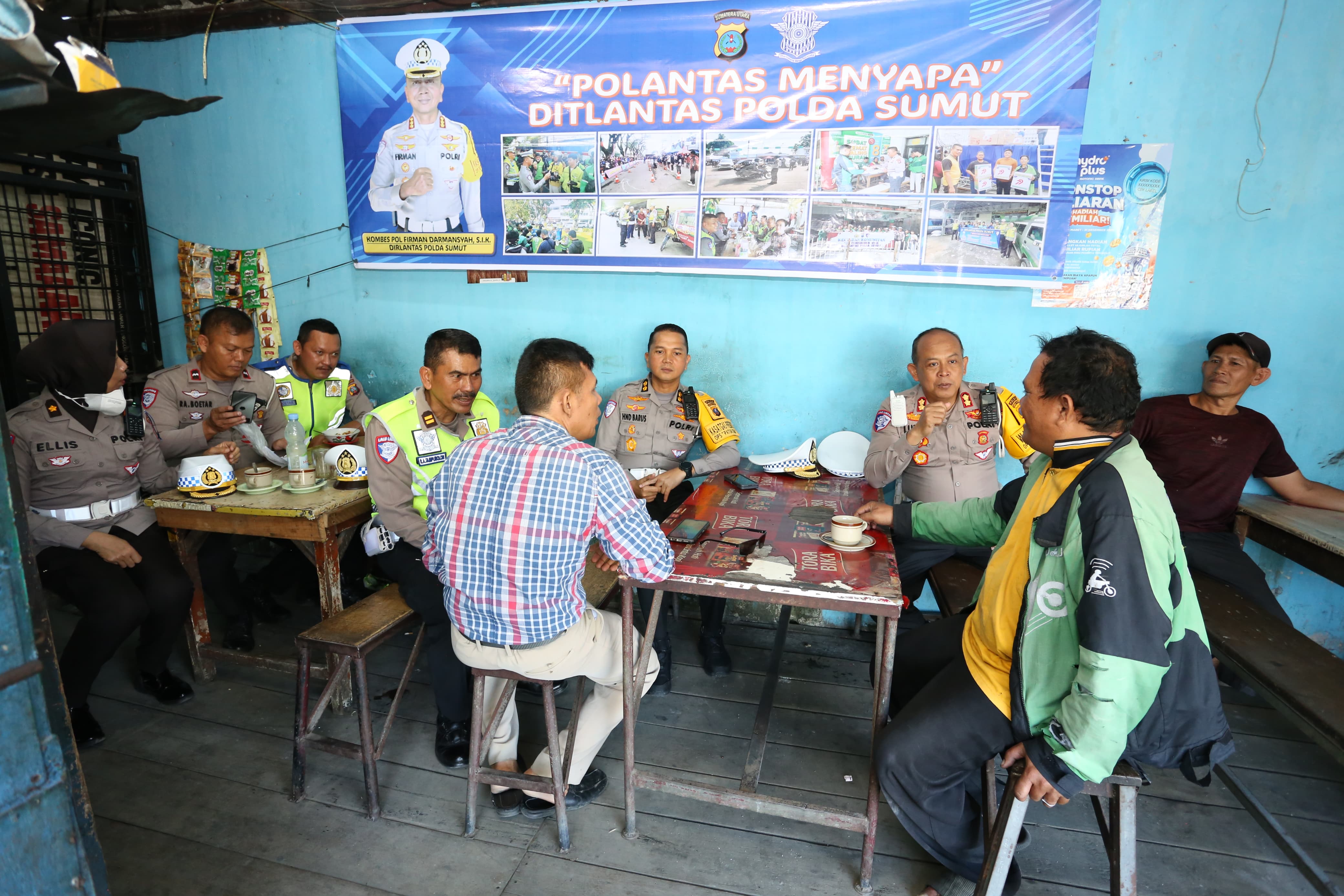 Wakil Direktur Lantas Polda Sumut, AKBP Luhtfi hadir langsung dalam sosialisasi dan edukasi keselamatan berlalu lintas di Loket PT. PMH Medan.