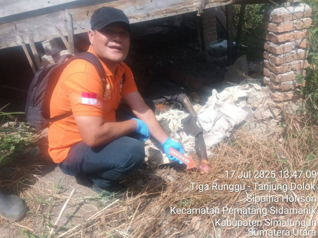 KBO Reskrim, IPDA Bilson Hutauruk, memimpin langsung proses evakuasi dan penyelidikan di lokasi kejadian.