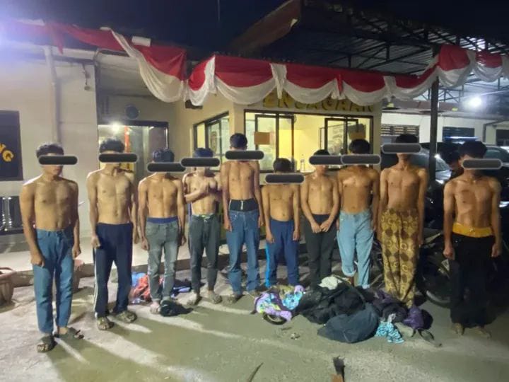 Polres Tanah Karo menangkap basah sekelompok pemuda yang terlibat tawuran di sekitar Tugu Bambu Runcing, Kecamatan Kabanjahe, Minggu (20/7).