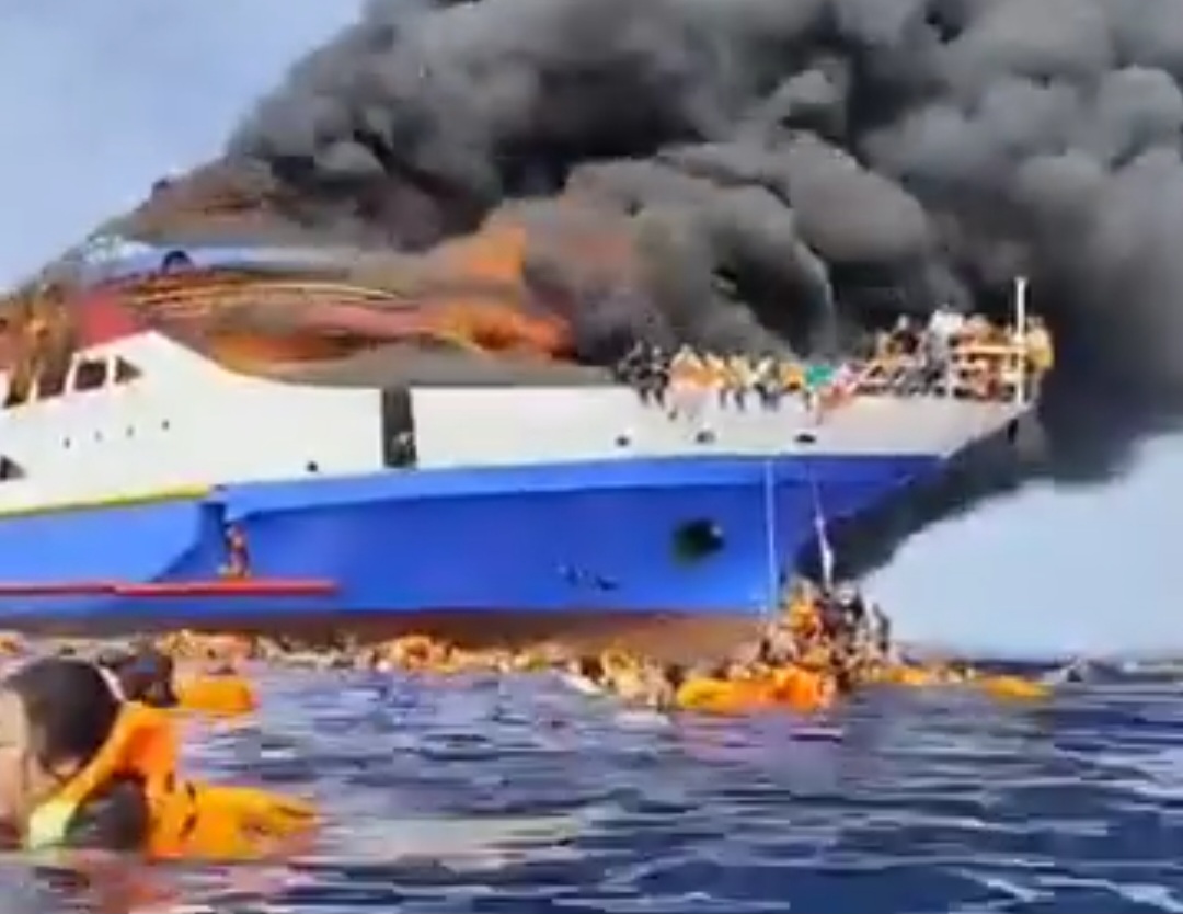 KM Barcelona 5 saat kapal motor tersebut terbakar hebat di perairan Pulau Talise, Kabupaten Minahasa Utara, Minggu (20/7/2025).