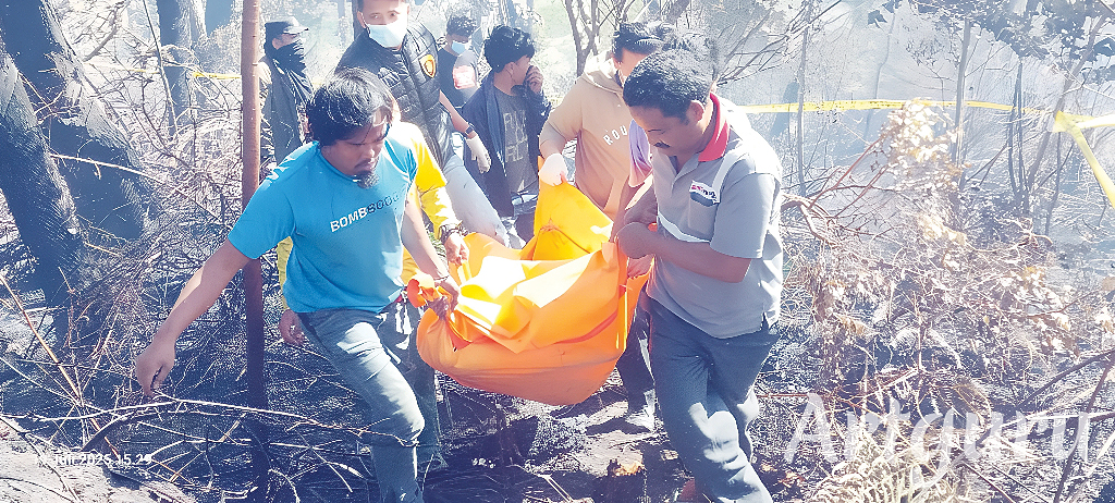 Petugas mengevakuasi jenazah Juliana Banjarnahor dari lokasi karhutla.