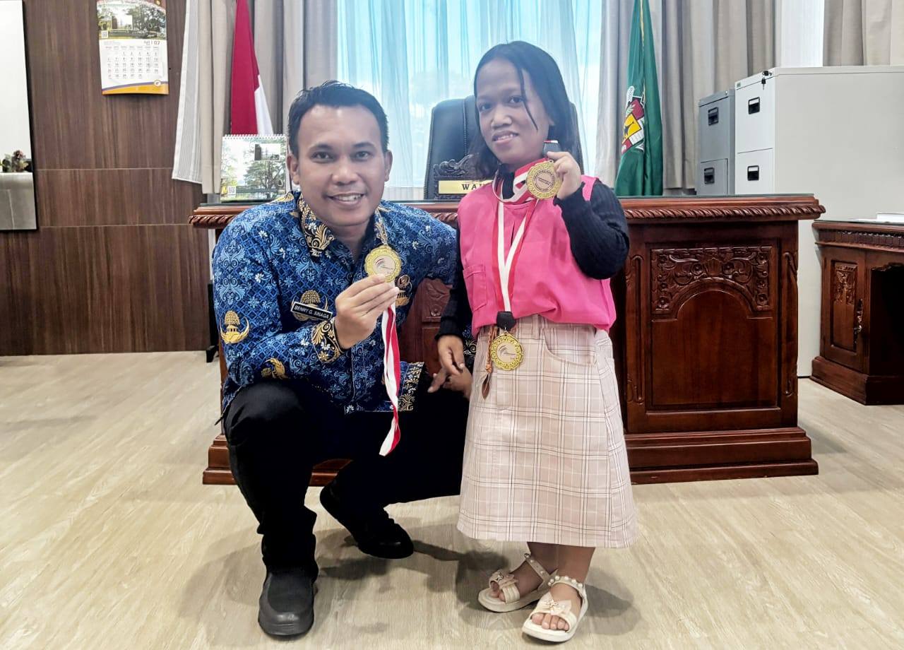 Wakil Bupati Simalungun Benny Gusman Sinaga saat bertemu atlet difabel Novita Safitri Simanullang di Kantor Bupati, Kamis (17/7).