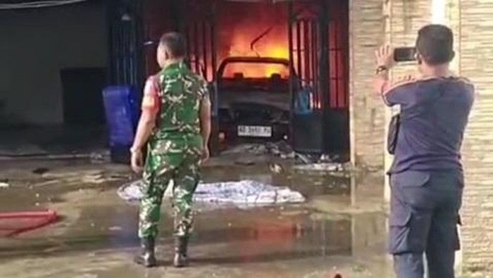 Garasi rumah dinas Wali Kota Sibolga yang terbakar.