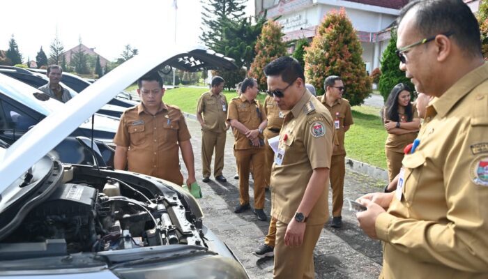 Bupati Humbahas Oloan Paniaran Nababan saat melakukan pemeriksaan kendaraan dinas di halaman Kantor Bupati belum lama ini.