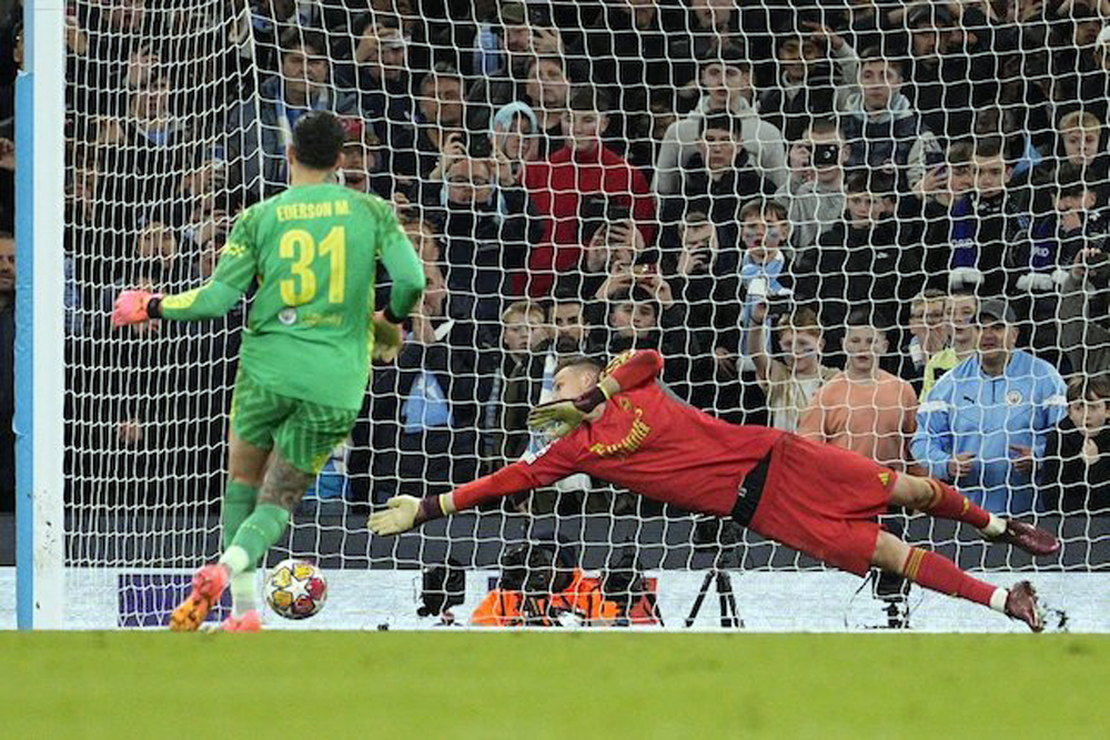 Manchester City dilaporkan siap membajak Andriy Lunin dari Real Madrid.