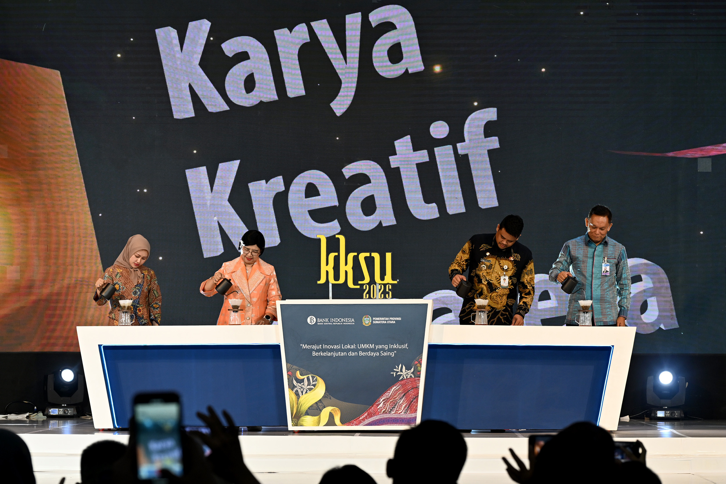Gubsu Bobby Nasution bersama Ketua DPRD Sumut Erni Ariyanti Sitorus, Kepala BI Perwakilan Sumut Rudi B Hutabarat, serta Deputi Gubernur BI Destry Damayanti melakukan teknik menyeduh kopi V60.
