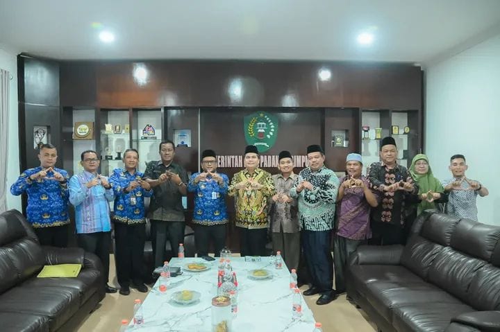 Wali Kota Letnan Dalimunthe menerima audensi Rektor UIN Syahada Padangsidimpuan Prof Dr H Muhammad Darwis Dasopang bersama jajaran.