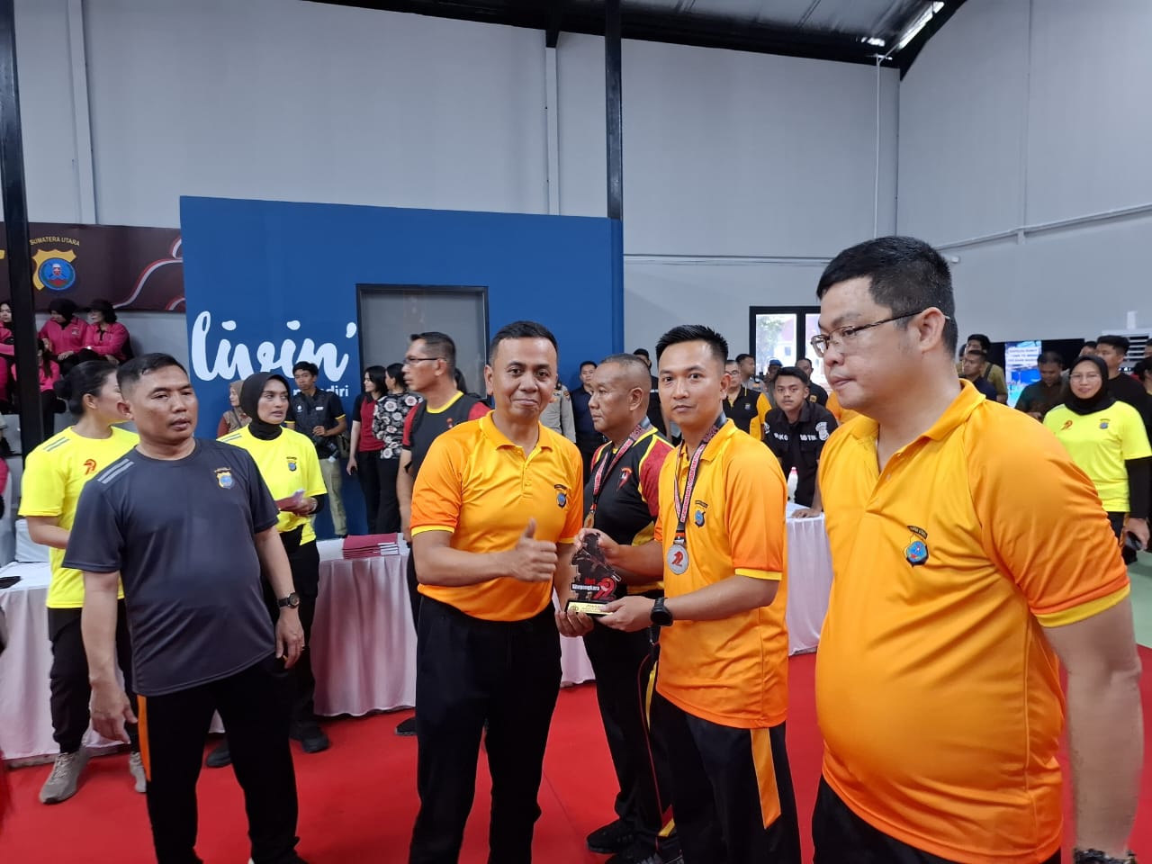 Wakapolres Tapsel, Kompol Rapi Pinakri, menerima medali juara 2 kategori menembak falling plate kelas Pamen Kapolda Sumut CUP di HUT Bhayangkara Ke-79.