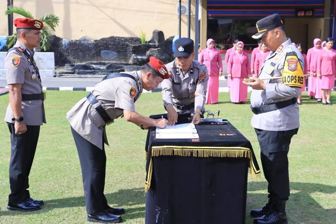 Kapolres Labuhanbatu AKBP AKBP Choky Sentosa Meliala (kanan) saat memimpin upacara serah terima jabatan.