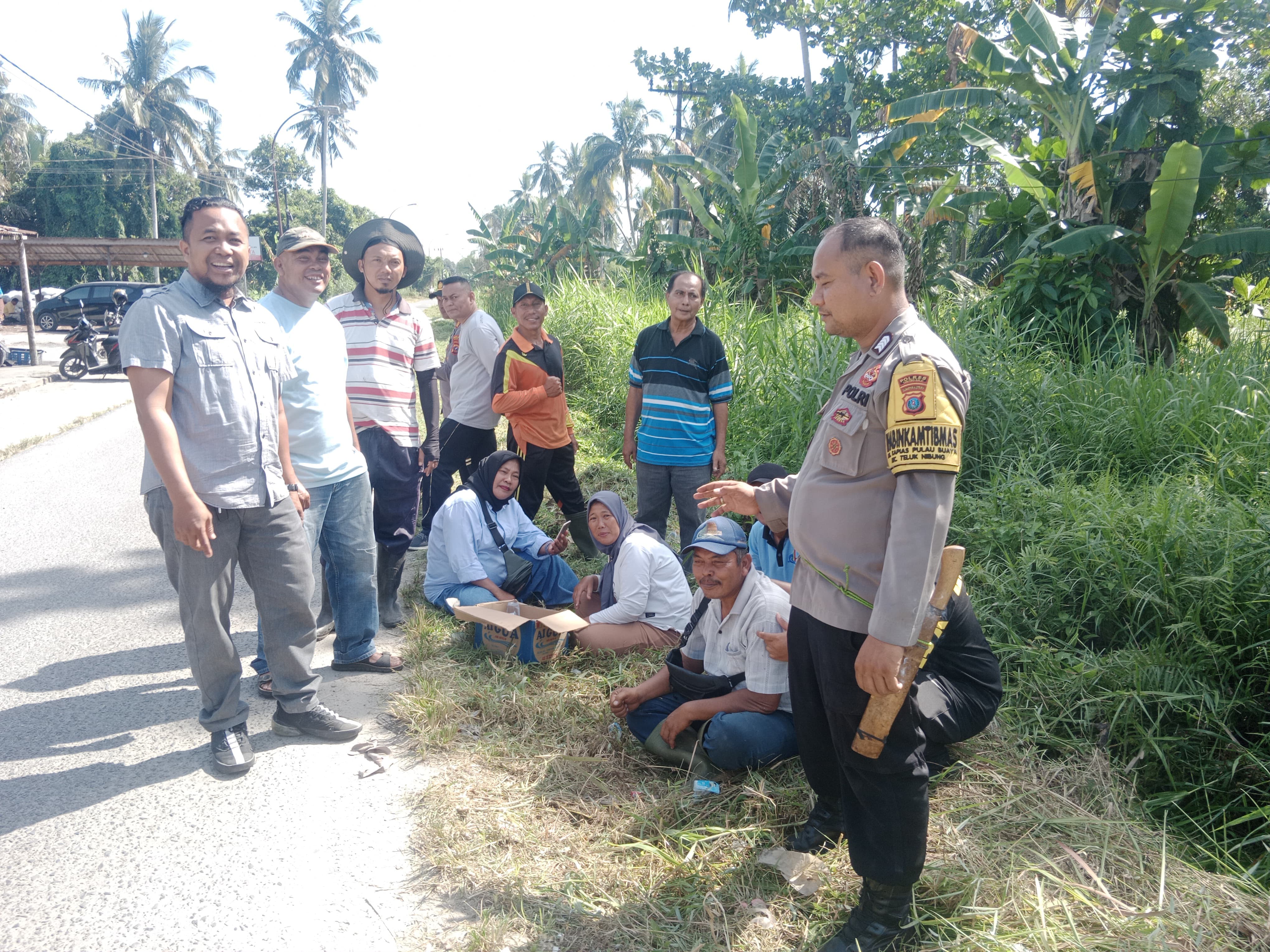 Kapolsek Teluk Nibung AKP Rinaldi bersama warga.
