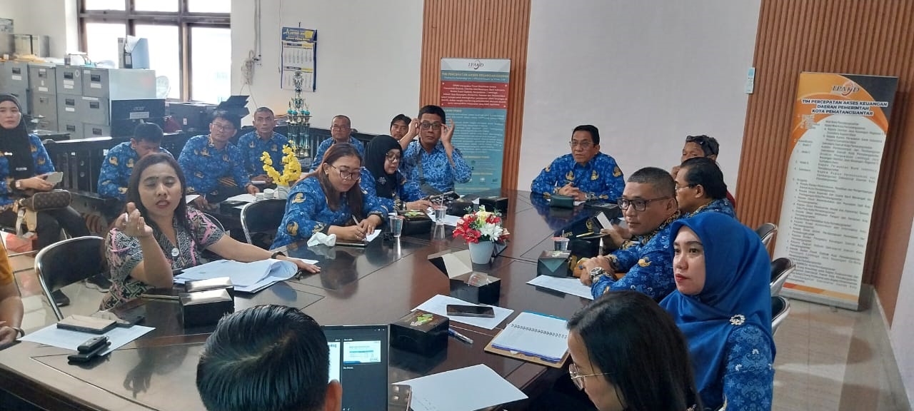 Rapat koordinasi membahas pelaksanaan pasar murah.