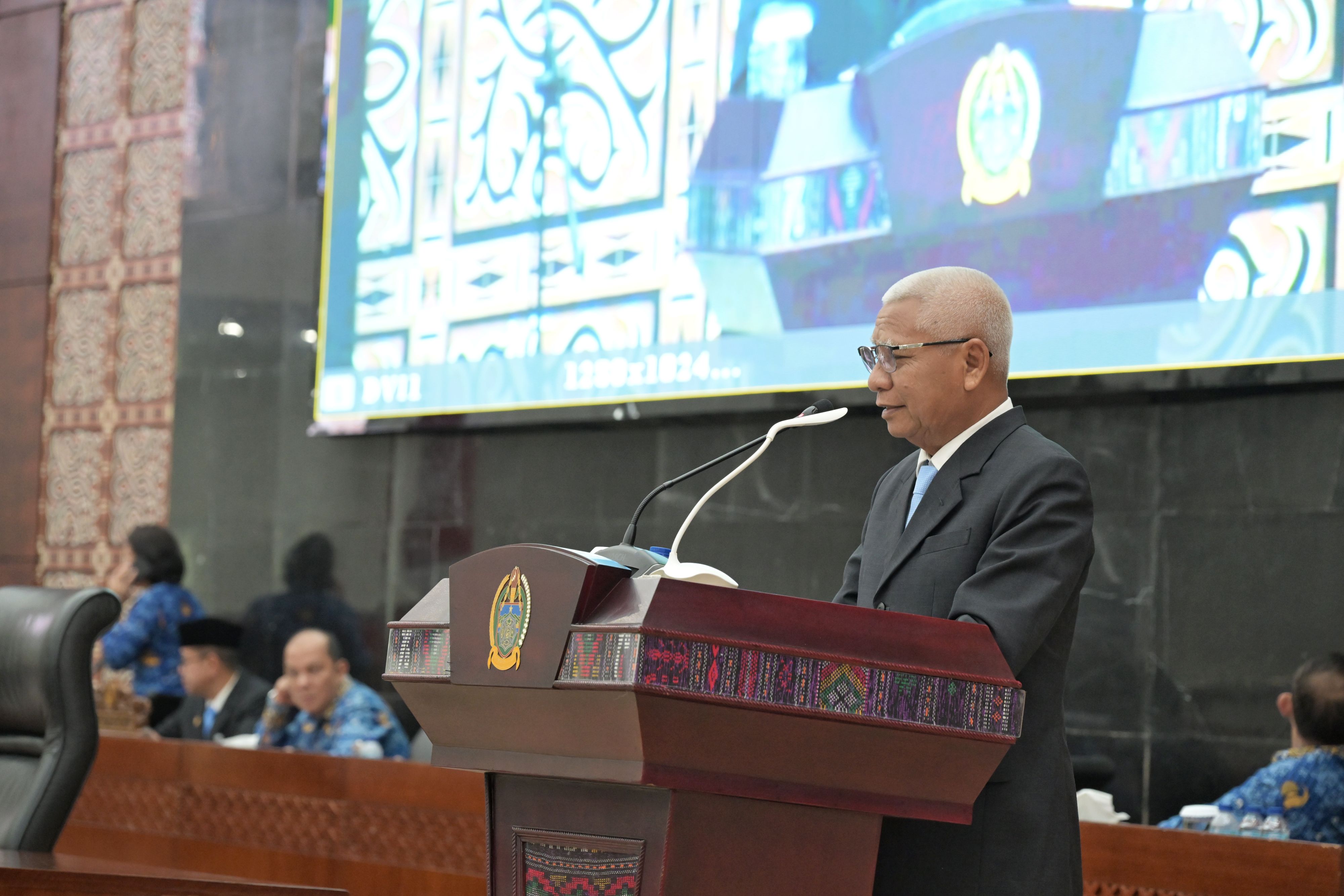 Wagubsu Surya menyampaikan Jawaban Gubernur Sumut terhadap Pemandangan Umum Fraksi atas Ranperda tentang RPJMD Provinsi Sumut Tahun 2025-2029, dalam Rapat Paripurna di Gedung DPRD Sumut, Kamis (17/7).
