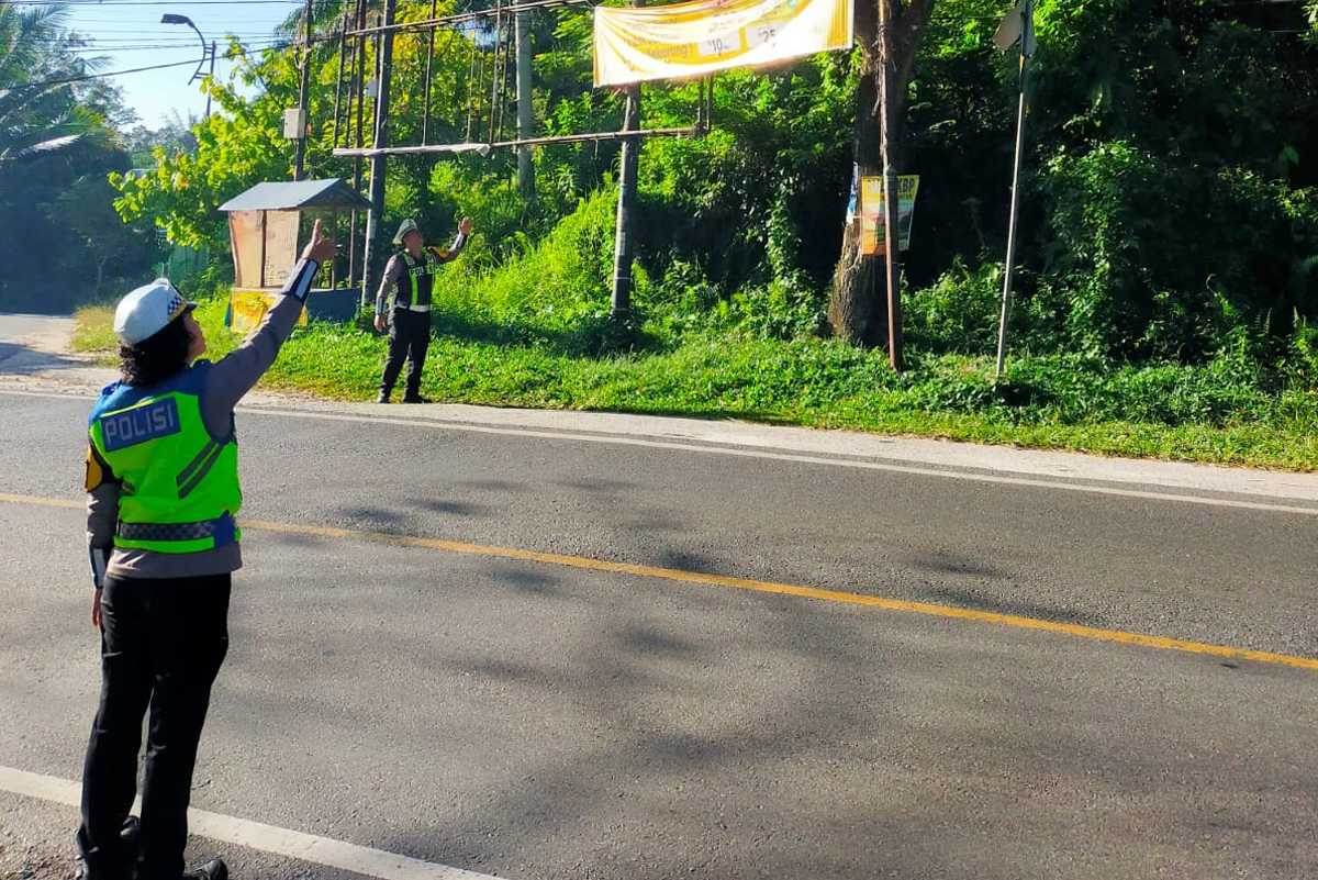 Pengecekan langsung di lokasi jalan rawan lakalantas oleh personil Polres Pematangsiantar.