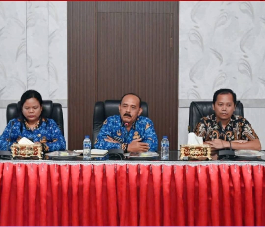 Plt Asisten Perekonomian dan Pembangunan Tapteng Hikmal Batubara pimpin rapat persiapan penyaluran bantuan beras untuk 32.353 KK di 20 kecamatan.