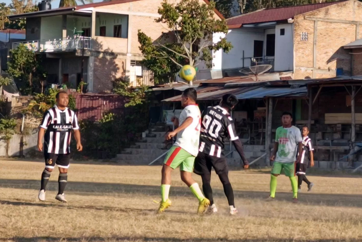 Pemain Korpri Dambaan FC berjibaku dengan pemain Gale-gale Samosir.