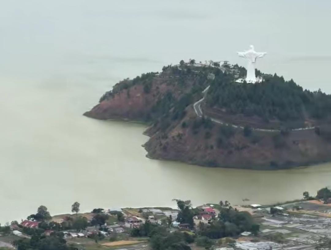 Sebagian permukaan air Danau Toba, Sumatera Utara, keruh berwarna kecoklatan diunggah dan ramai di media sosial.