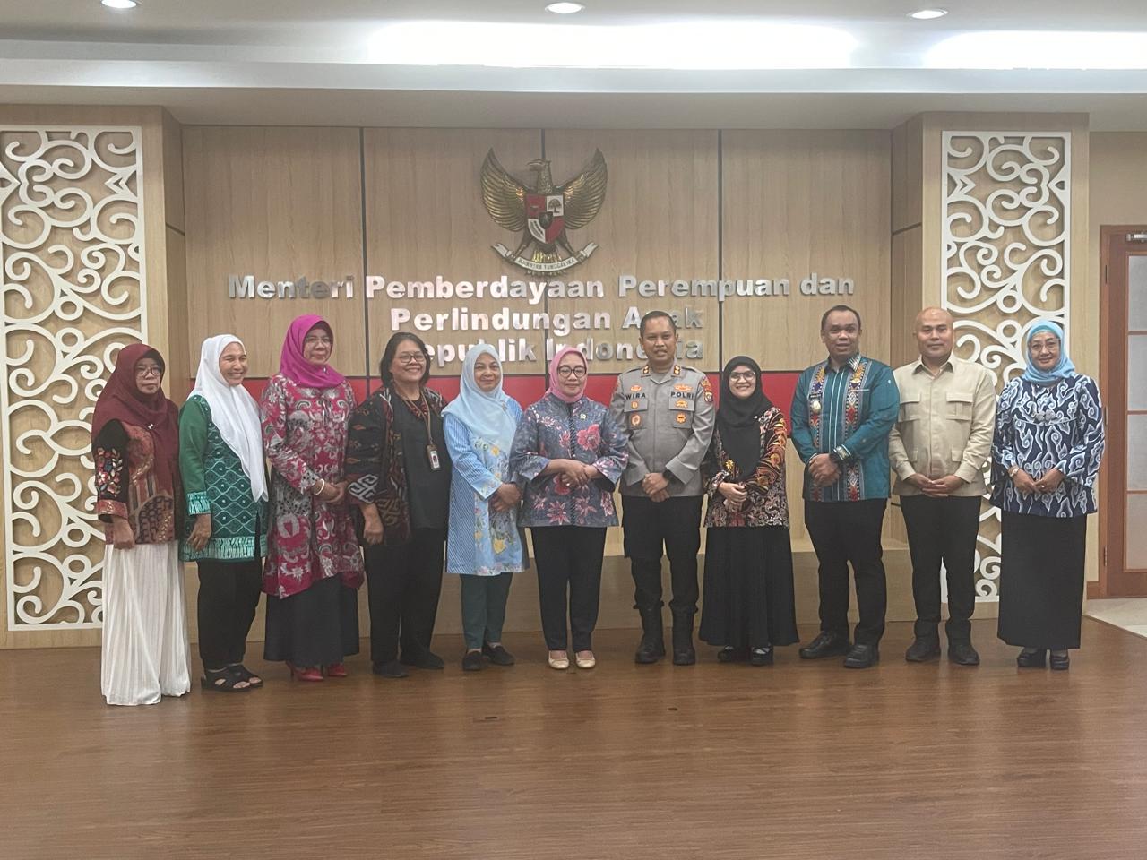Kapolres Padangsdimpuan AKBP Dr.Wira Prayatna menerima penghargaan dari Menteri PPPA RI Dra. Hj. Arifatul Choiri Fauzi didampingi Wakil Wali Kota Harry Pahlevi dan Wakil DPRD Rusydi Nasution.