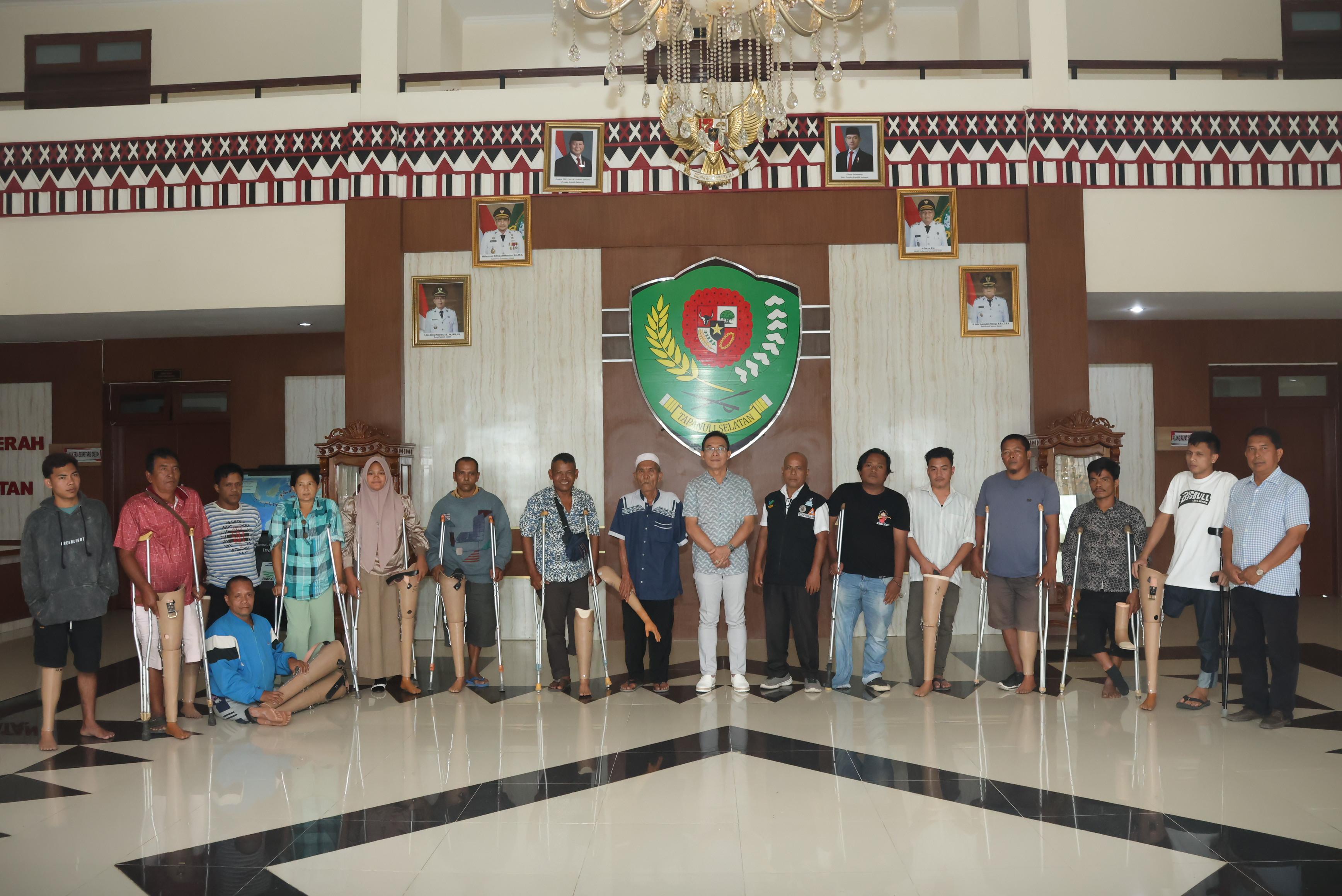 Bupati Tapsel sambut hangat 16 warga disabilitas yang baru pasang kaki dan tangan palsu.
