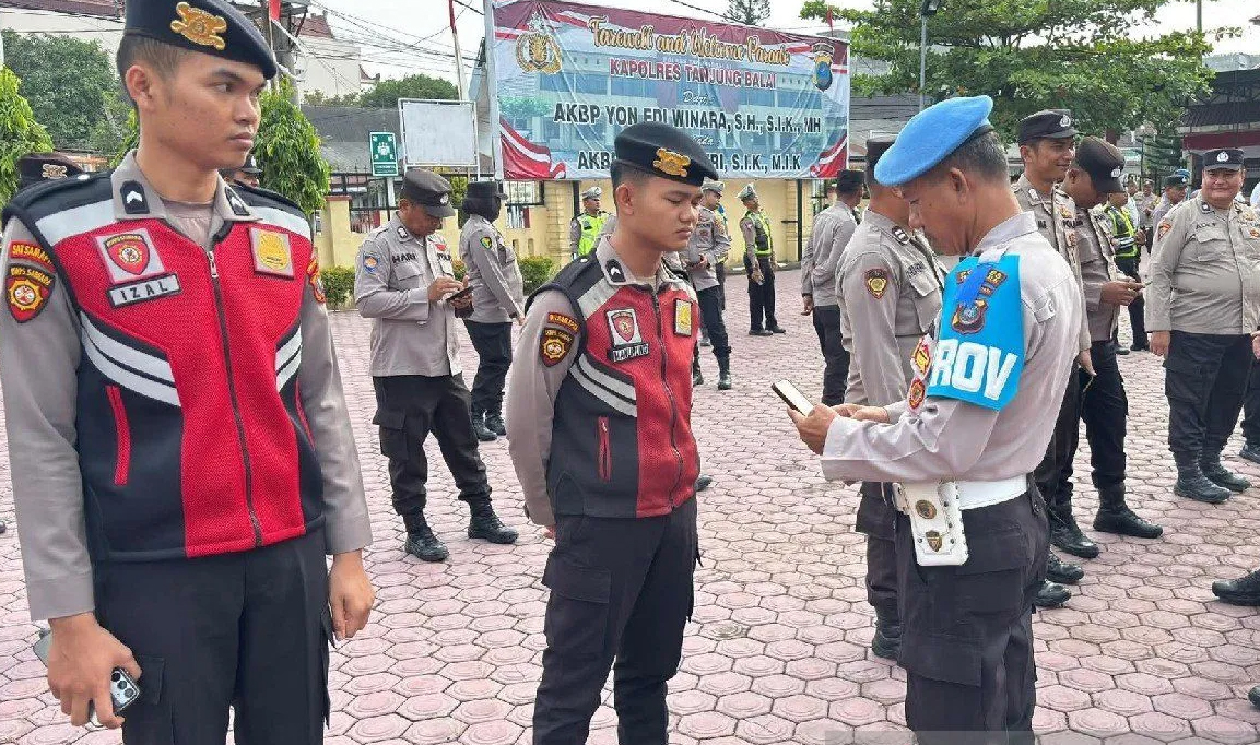 Pemeriksaan handphone personil Polres Tanjungbalai.