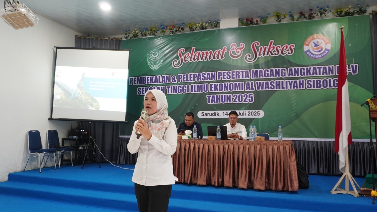 Officer Budaya, GCG, dan Pengembangan Kompetensi UBP Labuhan Angin Rahmi Junita Simanullang, memberikan materi saat pembekalan magang STIE Al Washliyah Sibolga-Tapteng.