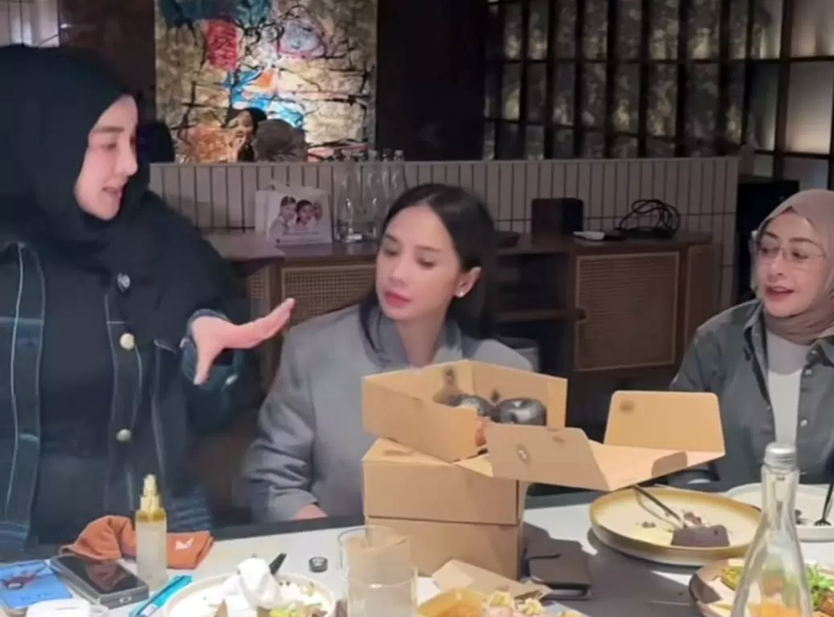 Nagita Slavina dan Shandy Purnamasari mereview donat buatan Pinkan Mambo.