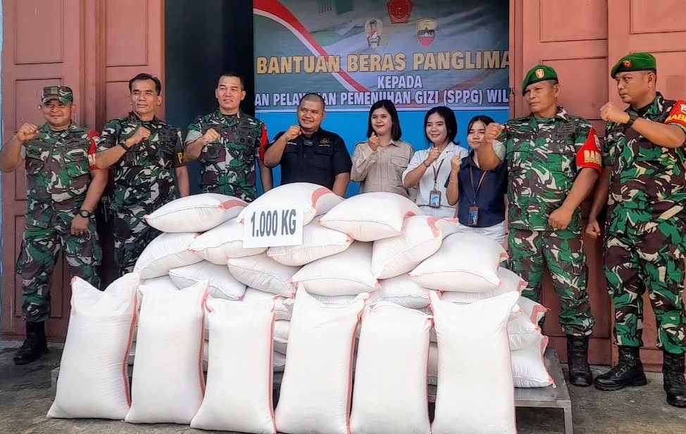 Penyerahan bantuan beras dari Panglima TNI kepada SPPG.