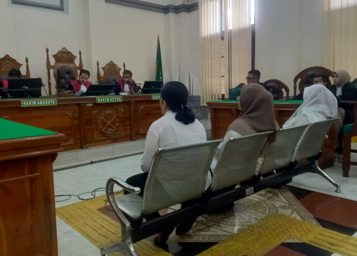 Tiga terdakwa kasus korupsi Dana BOK di Dinas Kesehatan Tapteng saat menjalani sidang di Pengadilan Tipikor Medan.