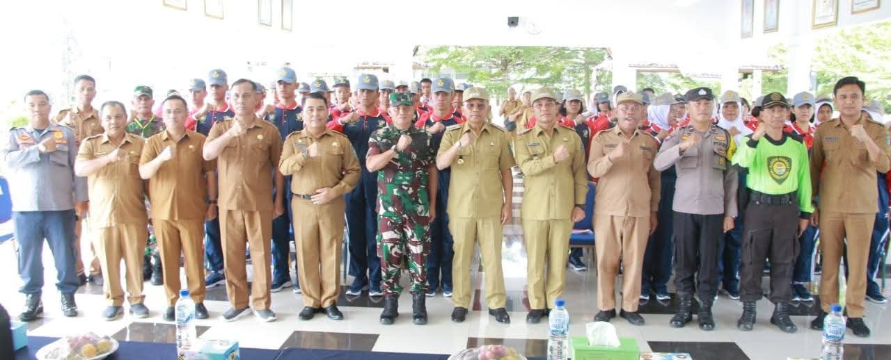Bupati Simalungun Anton Achmad Saragih foto bersama perwakilan Paskibraka sebelum diberangkatkan ke tingkat Provinsi, Senin (21/7/2025.