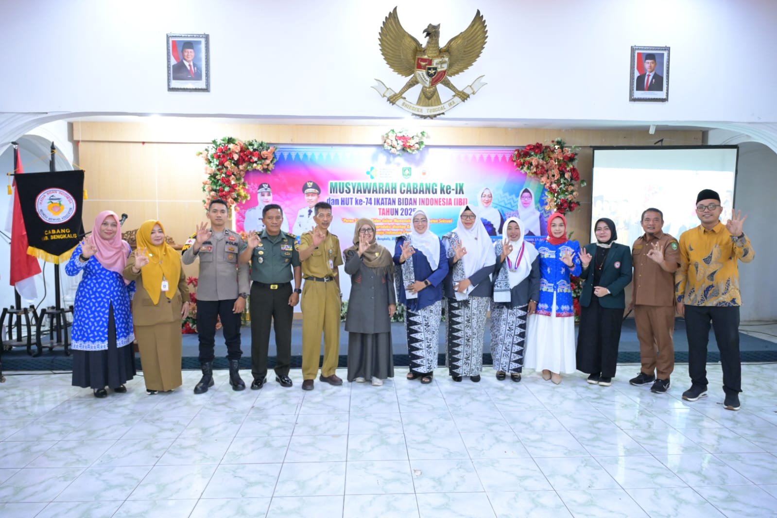 Staf Ahli Bupati Bidang Kemasyarakatan dan SDM Johansyah Syafri saat membuka Musyawarah Cabang (Muscab) ke-9 dan HUT ke-74 IBI Kabupaten Bengkalis di Gedung Daerah, Senin (21/7/2025).