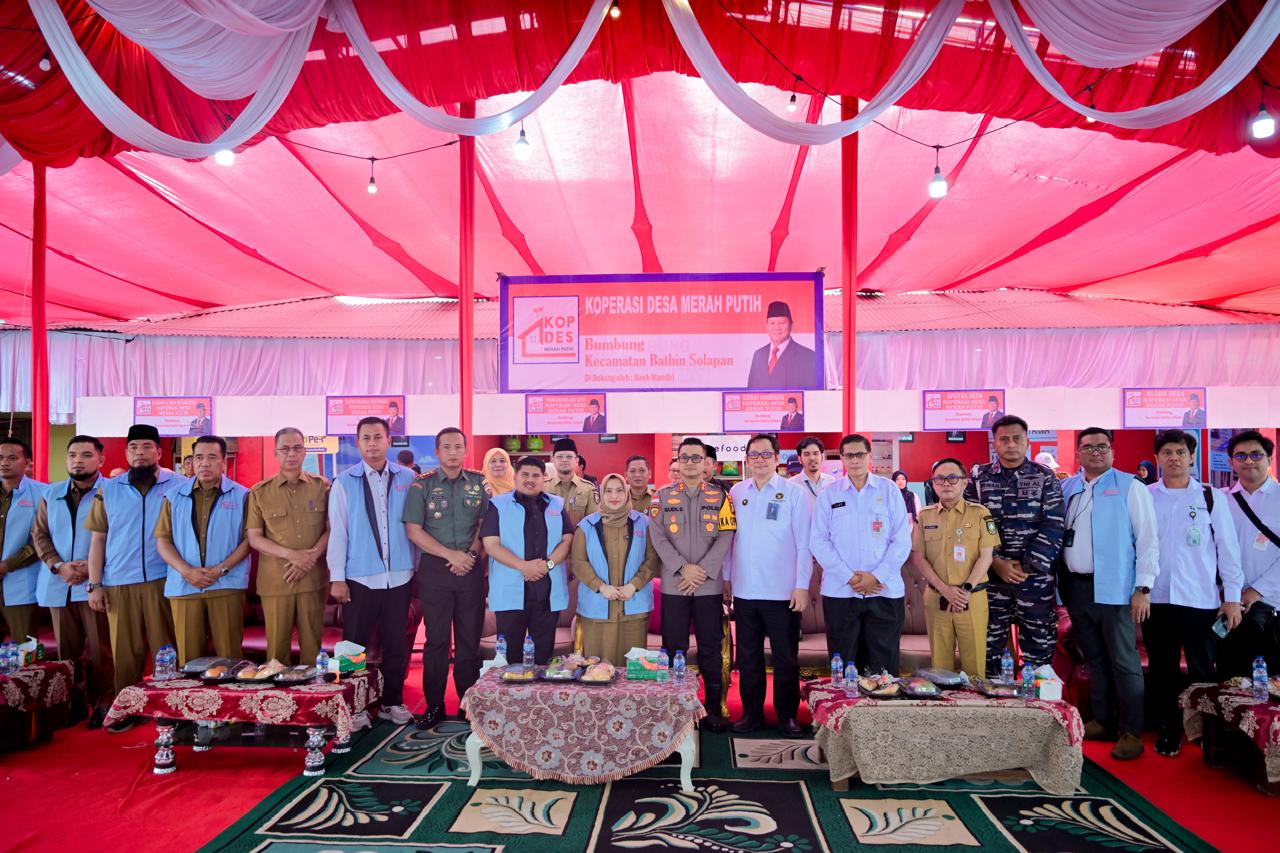 Bupati Bengkalis Kasmarni menghadiri langsung peresmian Koperasi Merah Putih (KDMP) di Desa Bumbung, Kecamatan Bathin Solapan, Senin (21/7/2025).