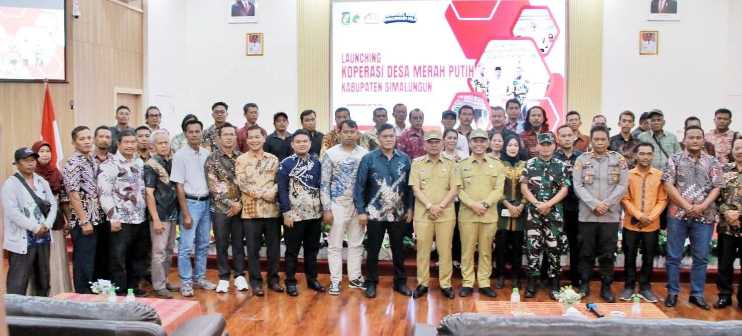 Bupati Simalungun Dr H Anton Achmad Saragih dan Wakil Bupati Benny Gusman Sinaga mengikuti peluncuran Koperasi Merah Putih, dari Balai Harungguan Djabanten Damanik, Kantor Bupati Simalungun.