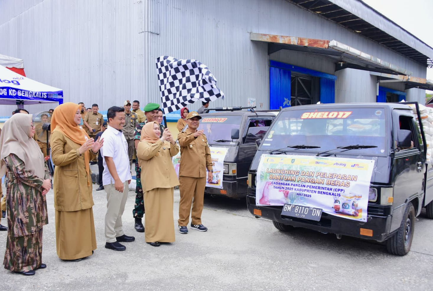 Bupati Bengkalis Kasmarni melepas langsung penyaluran bantuan tersebut, Selasa (22/7/2025), di Kantor Bulog Kelapapati.