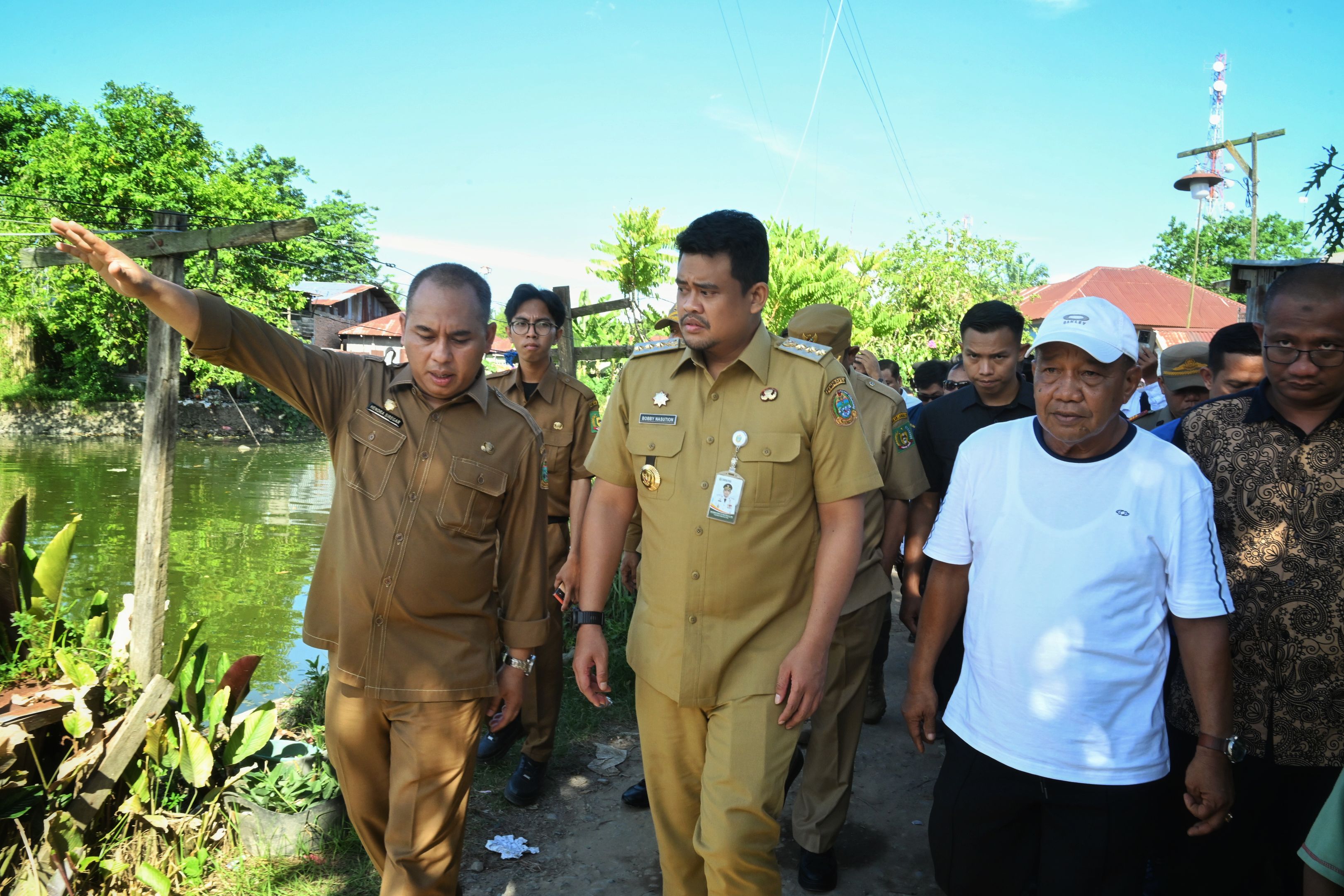 Gubernur Sumut Bobby Nasution meninjau proses pengerukan sedimen waduk di Kelurahan Pekan, Kecamatan Tanjungpura, Kabupaten Langkat, Senin (21/7/2025).