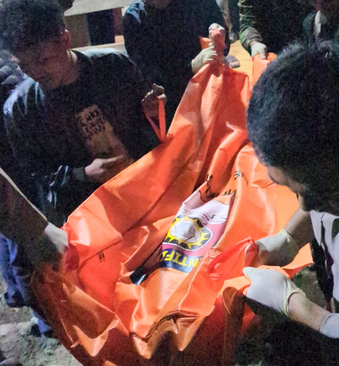 Evakuasi jenazah pasutri yang ditemukan tewas di rumahnya di Samosir.