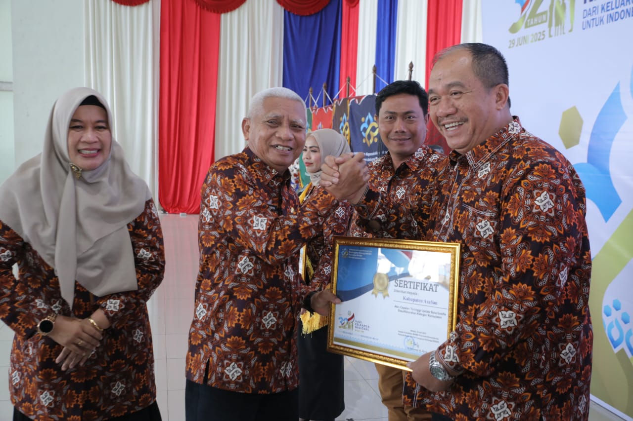 Bupati Asahan Taufik Zainal Abidin menerima langsung penghargaan Juara 1 untuk Kategori Capaian Tertinggi Update Data Duta GenRe Desa/Kelurahan Tingkat Kabupaten.