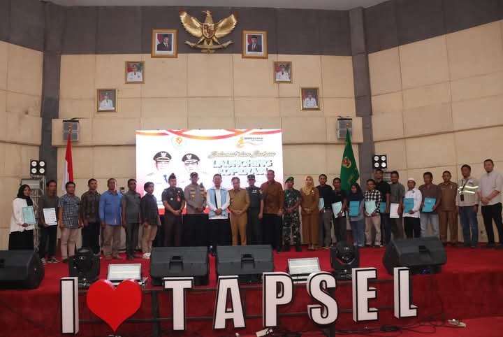 Bupati Tapsel H.Gus Irawan Pasaribu bersama Forkopimda ikuti peluncuran kelembagaan 80.081 Koperasi Merah Putih dipimpin Presiden RI Parabowo Subianto secara virtual.