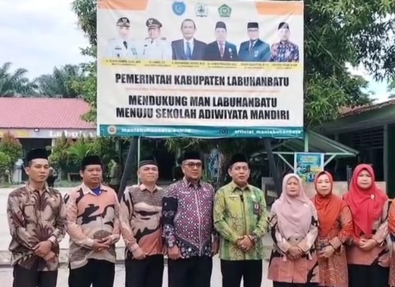Kepala Kantor Kementerian Agama Kabupaten Labuhanbatu Dr H Asbin Pasaribu (tengah) saat berfoto bersama dengan Kepala MAN Labuhanbatu beserta sejumlah guru madrasah.