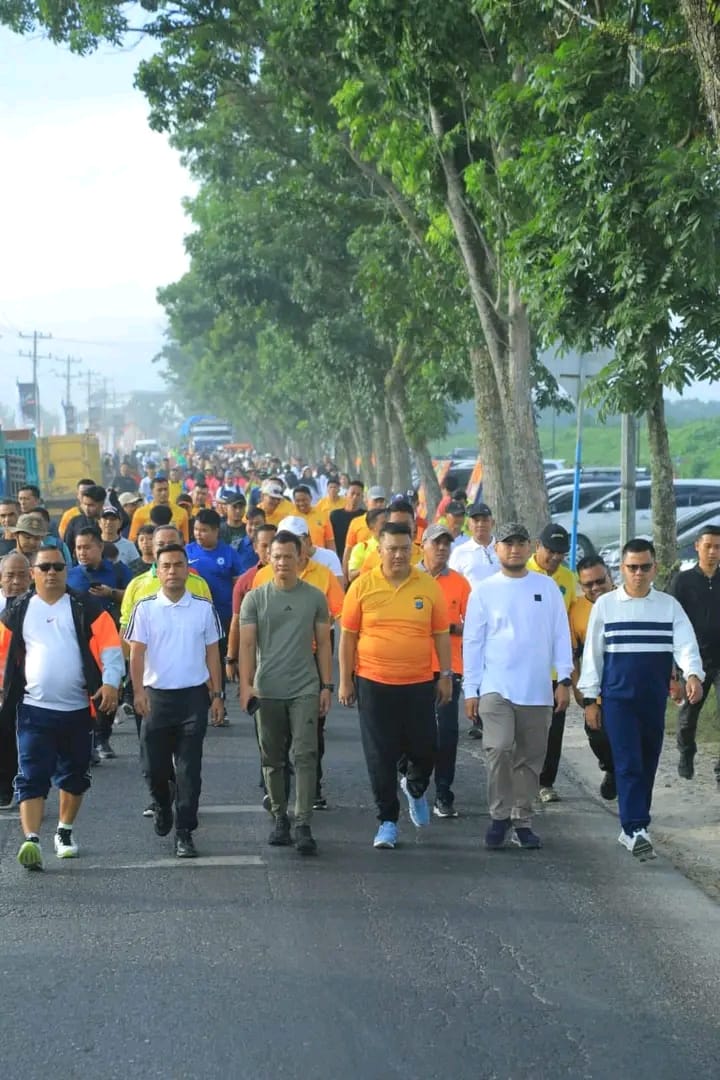Bupati dan Forkopimda serta masyarakat Labura jalan santai menjelang HUT ke-17 Labura.