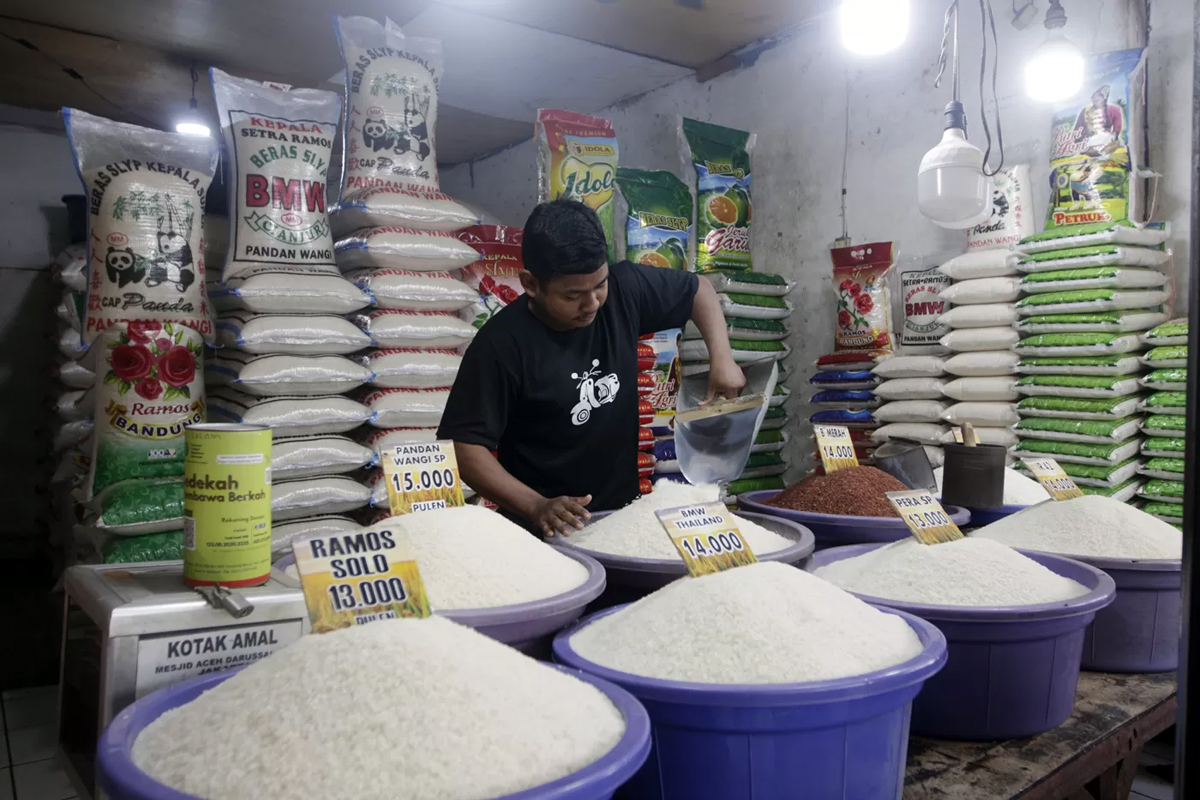 Pedagang menjual beras kiloan di pasar - Ilustrasi.