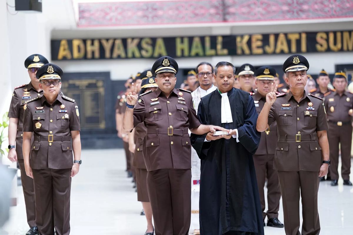 Kajati Sumut Harli Siregar melantik Wakajati, dua asisten, dan 8 kajari.