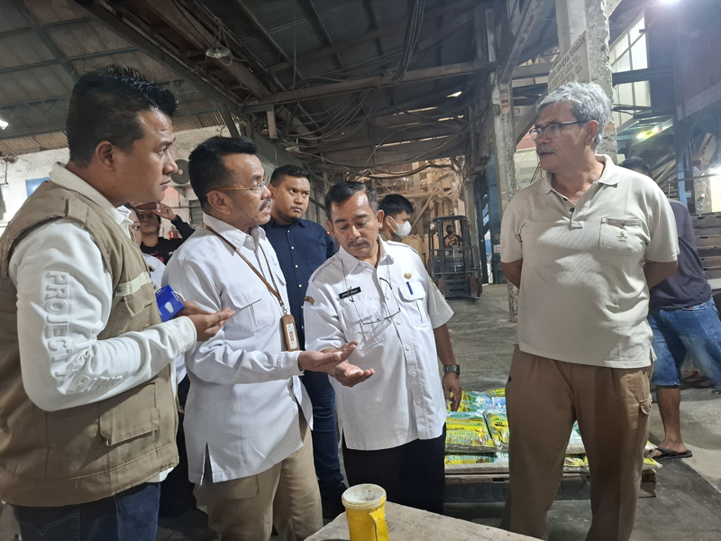 Tim gabungan Pemko Pematangsiantar dan pihak terkait melakukan sidak kualitas beras di salah satu kilang padi, Rabu (27/7).