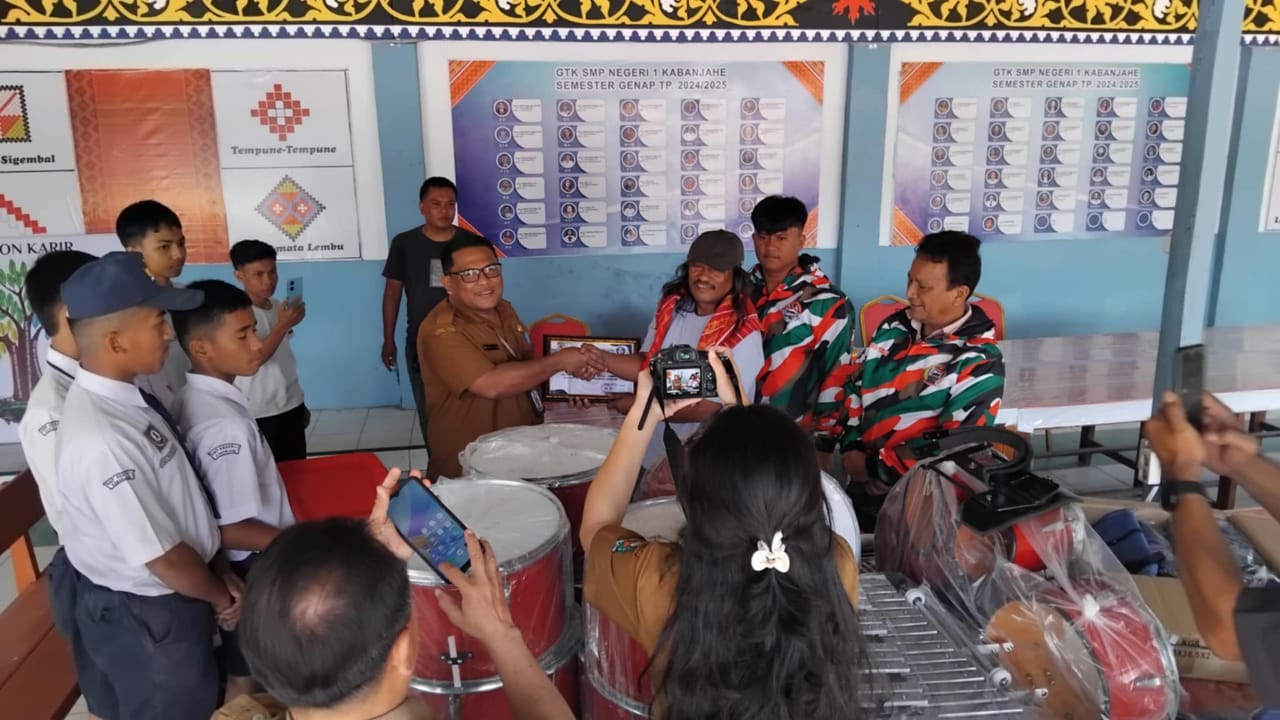 Laskar Merah Putih (LMP) Markas Cabang Kabupaten Karo menyerahkan satu set alat drum band  ke SMP Negeri 1 Kabanjahe, Selasa (22/7/2025).