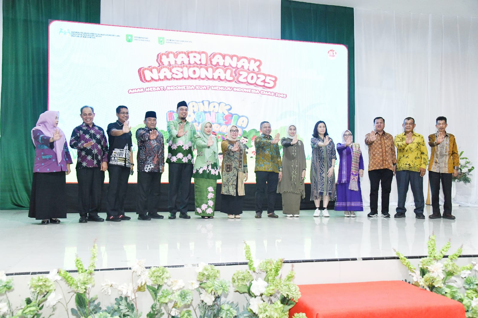 Menteri PPPA saat menghadiri makan malam dan ramah tamah bersama kepala daerah se-Provinsi Riau, Selasa malam (22/7/2025) di Gedung Dang Purnama, Rengat, Kabupaten Indragiri Hulu.