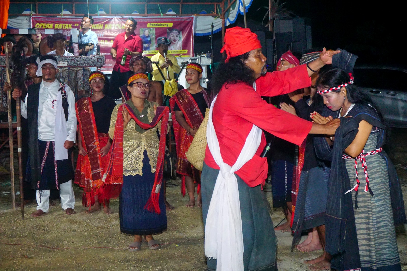 Pertunjukan Opera Batak &ldquo;Dalihan Natolu&rdquo; yang digelar Sanggar Seni Budaya Sianjur Mulamula di Kabupaten Kampar, Riau.