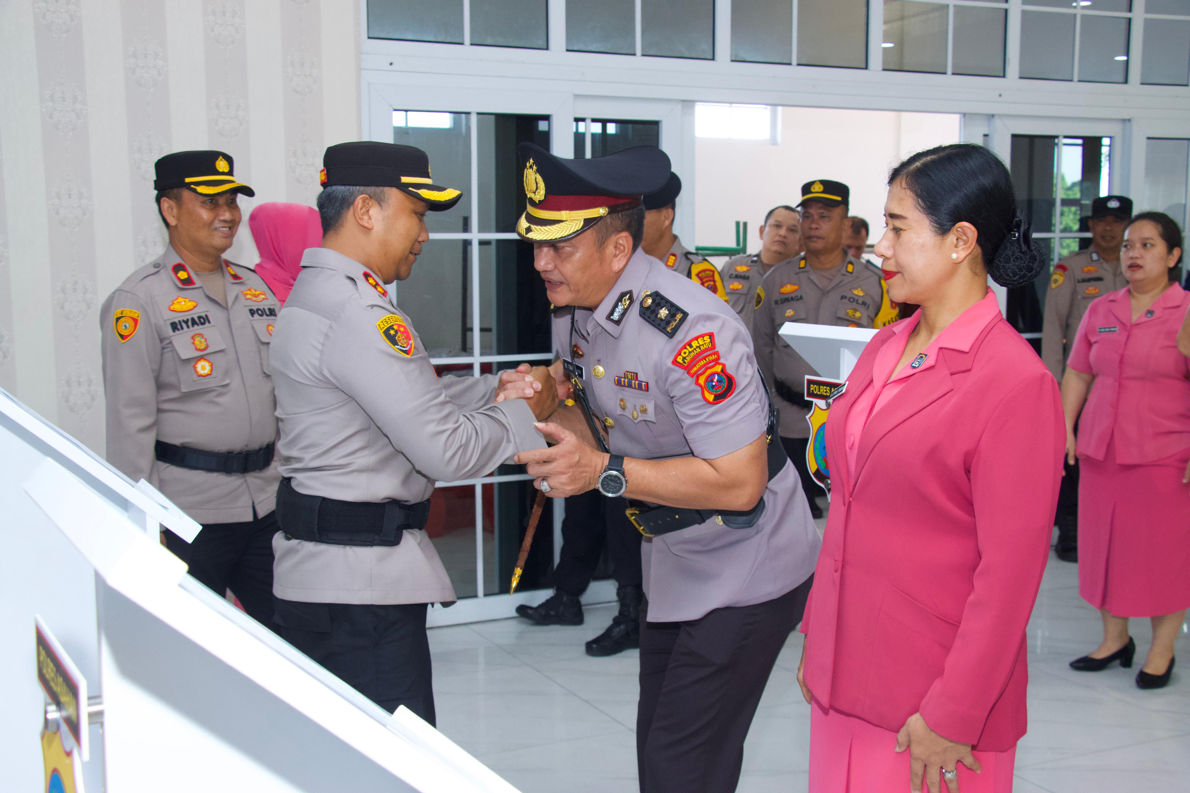 Rabu pagi (23/7/2025), Kapolres Asahan AKBP Revi Nurvelani memimpin langsung Upacara Serah Terima Jabatan (Sertijab) sejumlah pejabat utama di Aula Wira Satya, Polres Asahan.