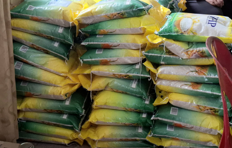 Tumpukan beras SPHP yang disiapkan dalam program Pasar Murah Pemko Pematangsiantar, Kamis (24/7).