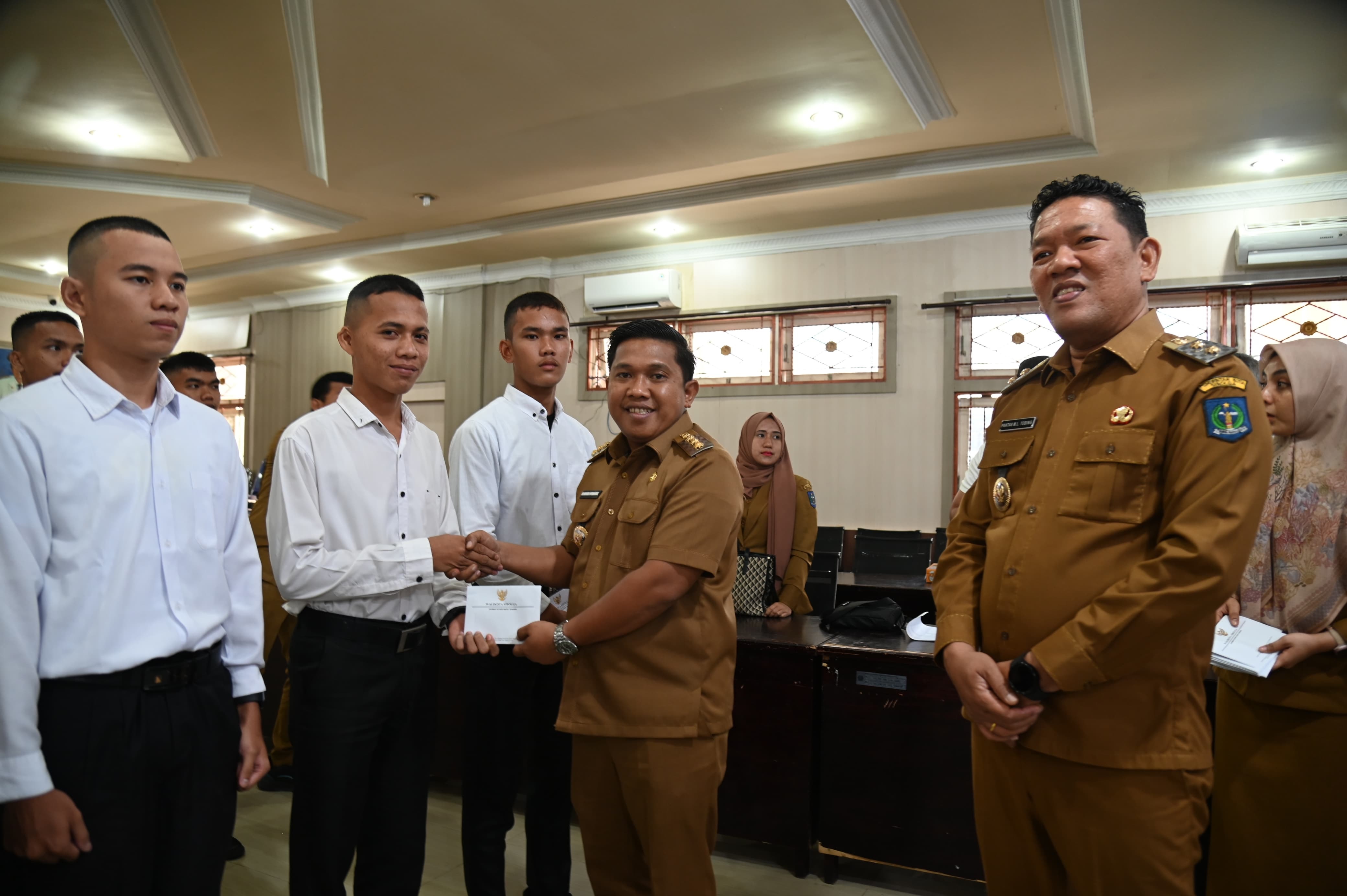 Wali Kota Sibolga Akhmad Syukri Nazry Penarik dan Wakil Wali Kota Pantas Maruba Lumban Tobing menyerahkan tali asih kepada calon taruna-taruni.
