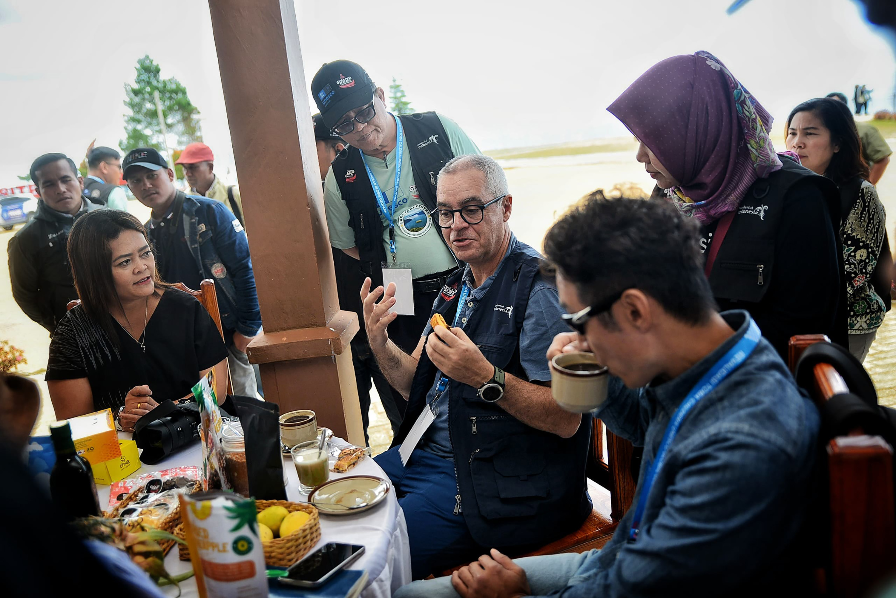 Kedua asesor UNESCO Global Geopark Kaldera Toba Prof. Jose Brilha dan Dr. Jeon Yongmun menikmati makanan dan minuman produk UMKM kawasan Danau Toba di Geosite Huta Ginjang Humbahas.